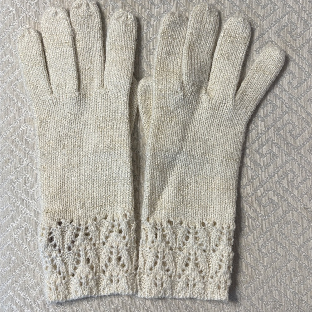 Elegant Cream Knit Gloves